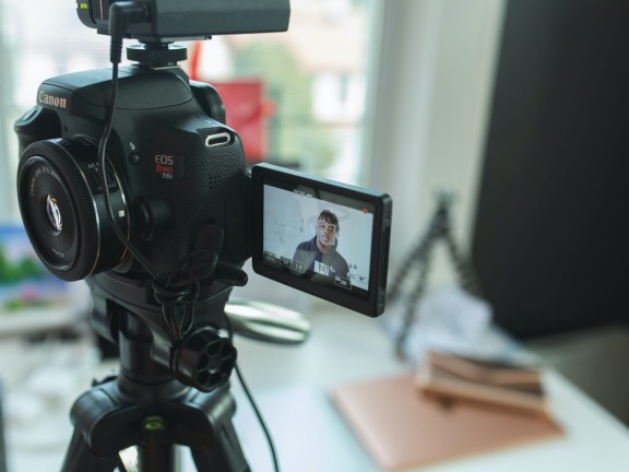 23645687 man vlogging - 1280x854 (1)