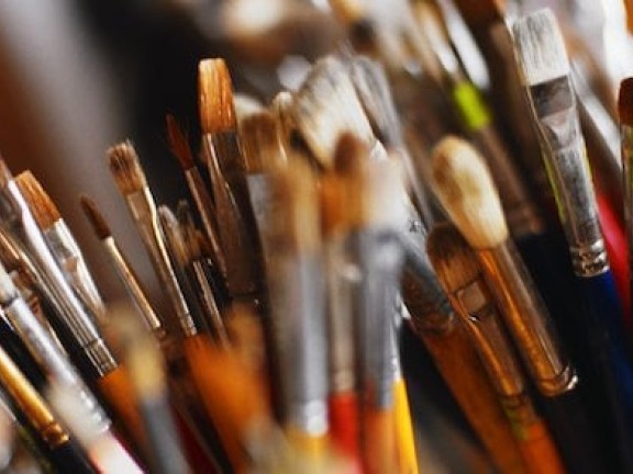 Painting-in-the-art-gallery-with-an-artist-workshop-2